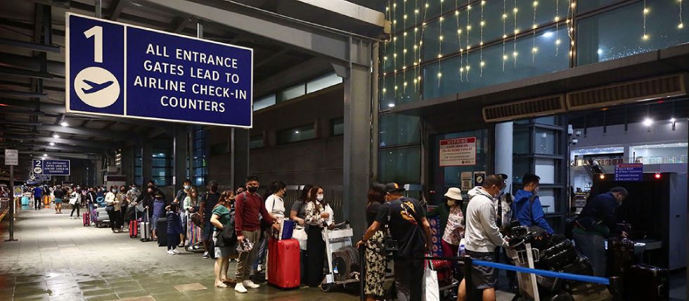 Foreign workers leave Philippines